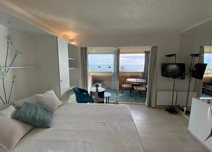 06Bh - Beautiful Seafront Studio