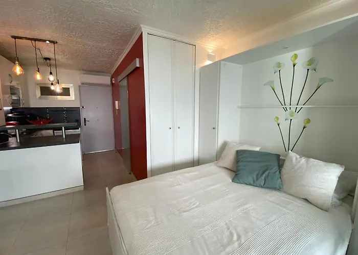 06Bh - Beautiful Seafront Studio