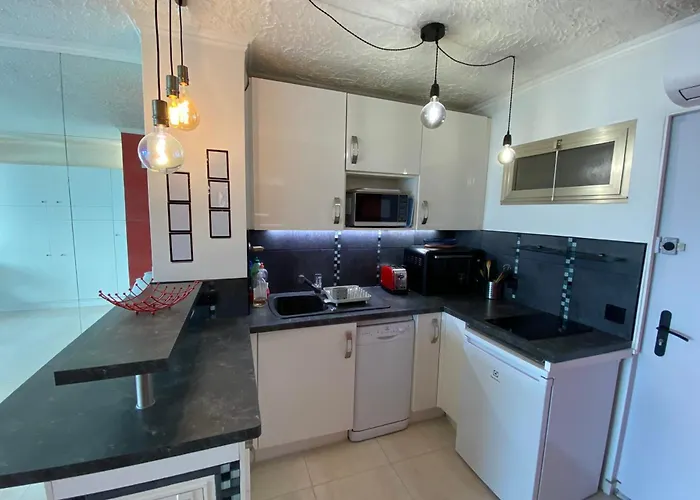 06Bh - Beautiful Seafront Studio