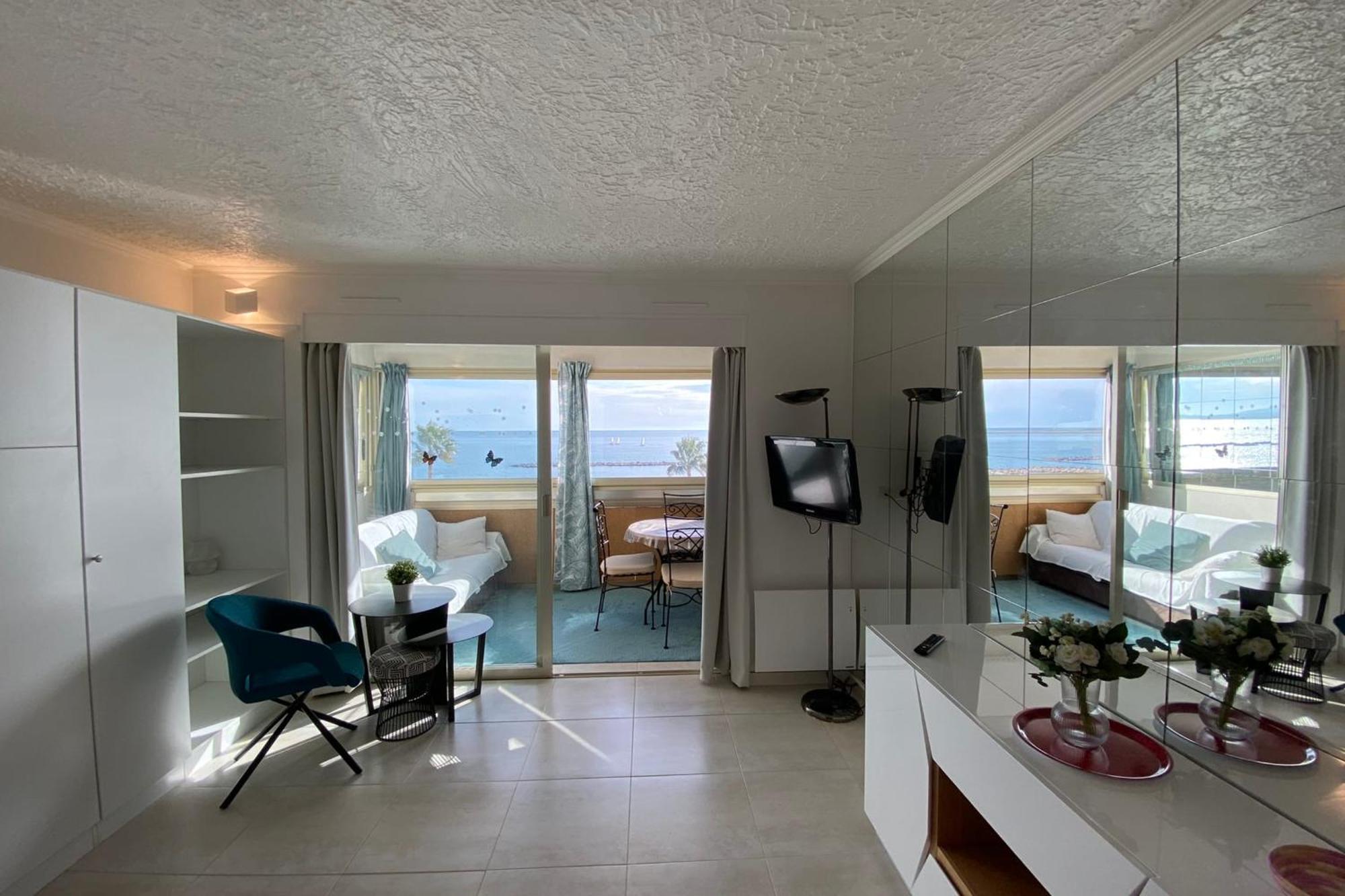 06bh - Beautiful Seafront Apartment *