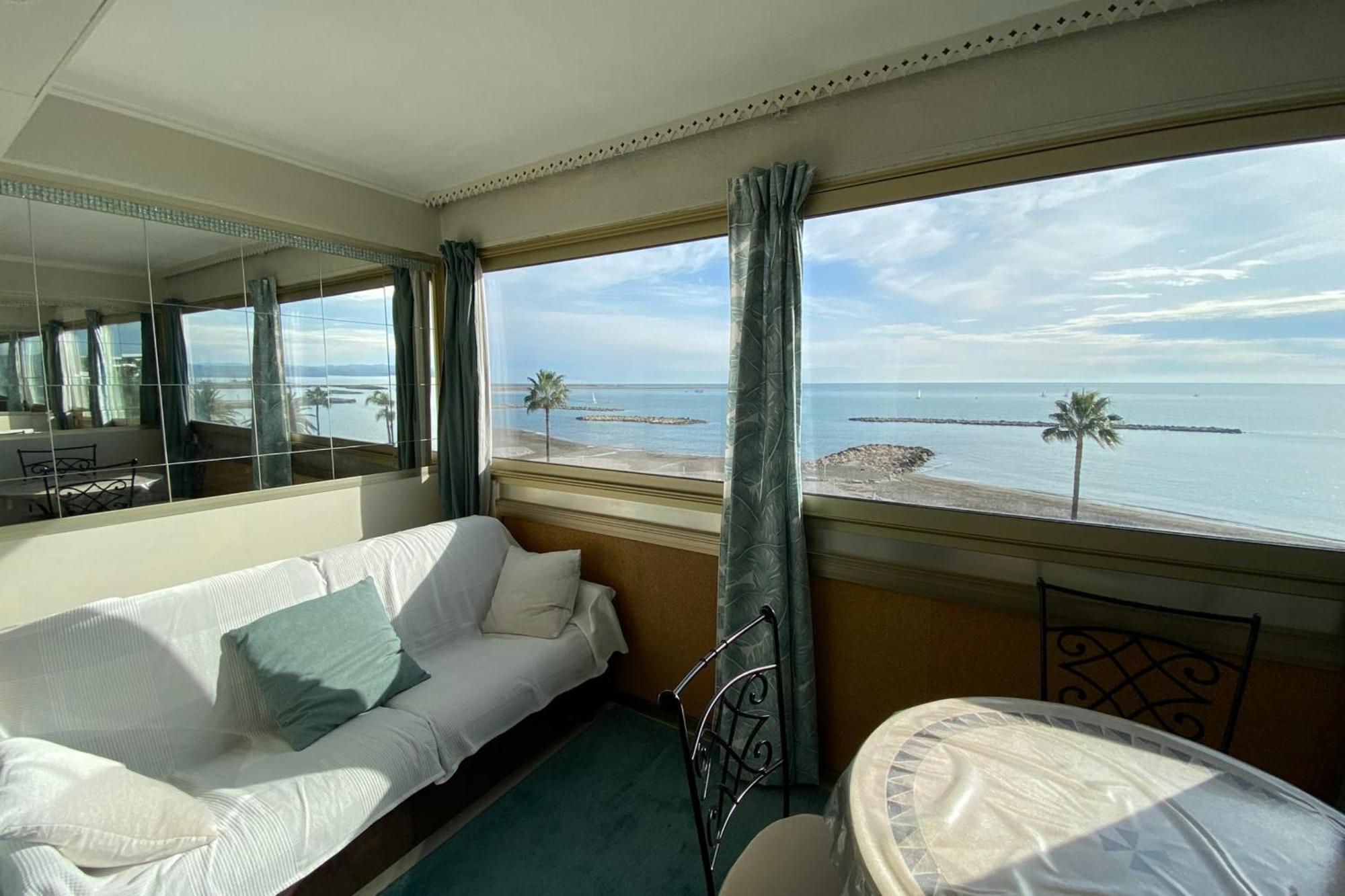 06bh - Beautiful Seafront Apartment