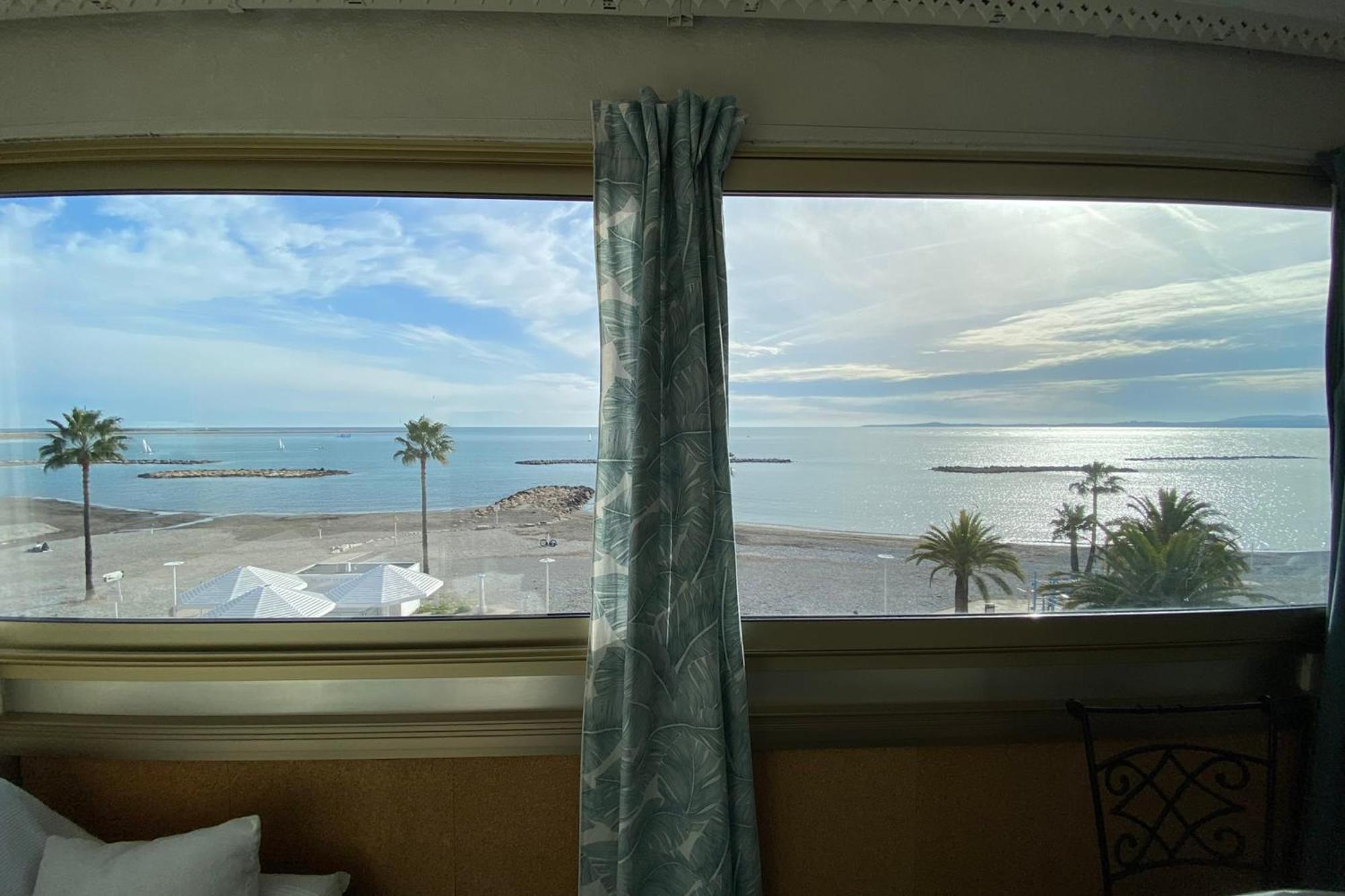 06bh - Beautiful Seafront Apartment