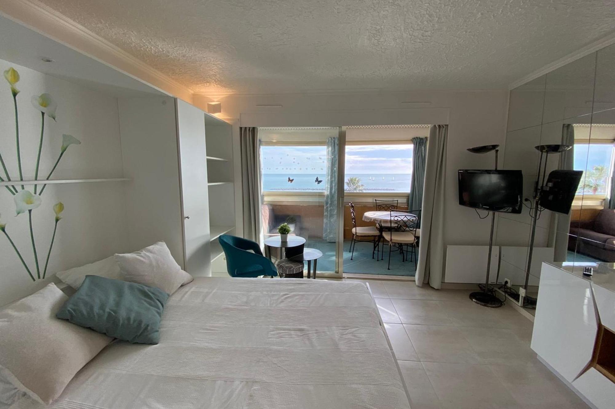06bh - Beautiful Seafront Apartment *
